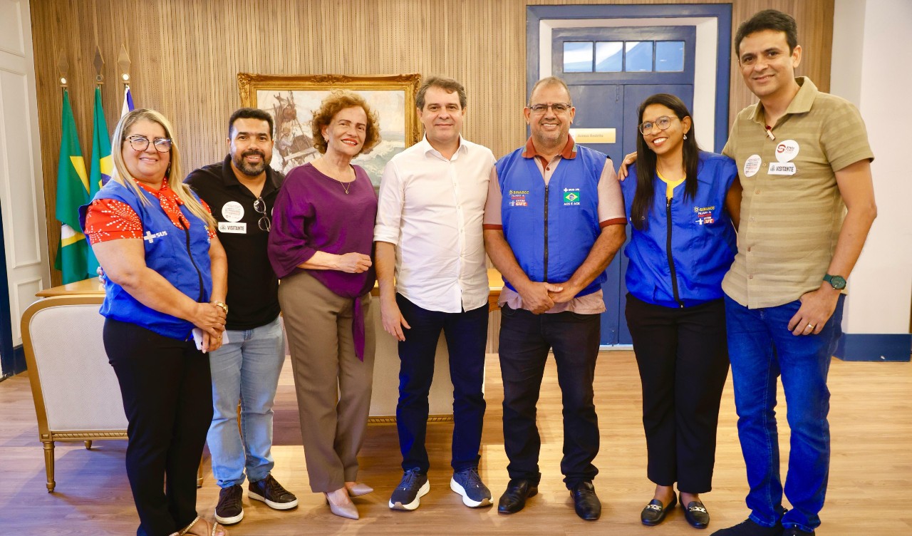 prefeito evandro acompanhado de um grupo de pessoas posa para a foto do gabinete